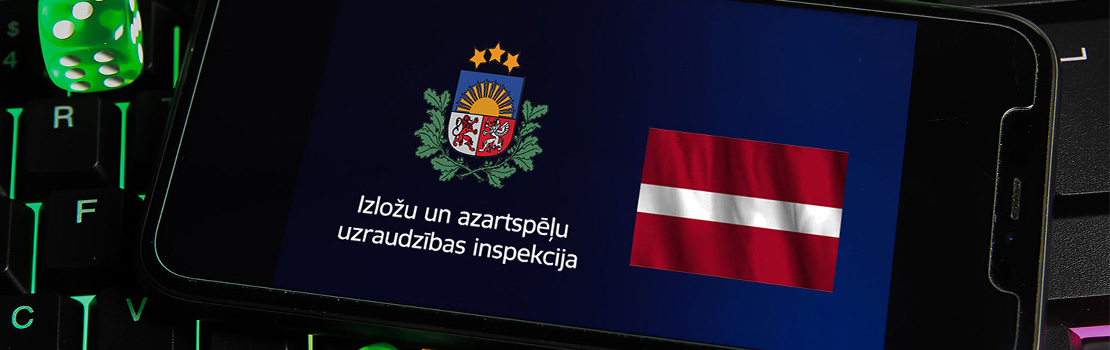 Latvijas Izložu un azartspēļu inspekcijas logo blakus Latvijas karogam mobilā telefona ekrānā